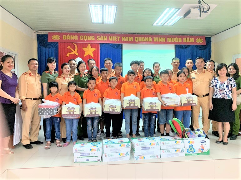 Đội CSGT-TT và Hội phụ nữ Công an quận Hồng Bàng: Thăm, tặng quà trẻ mồ côi tại Làng trẻ Hoa Phượng